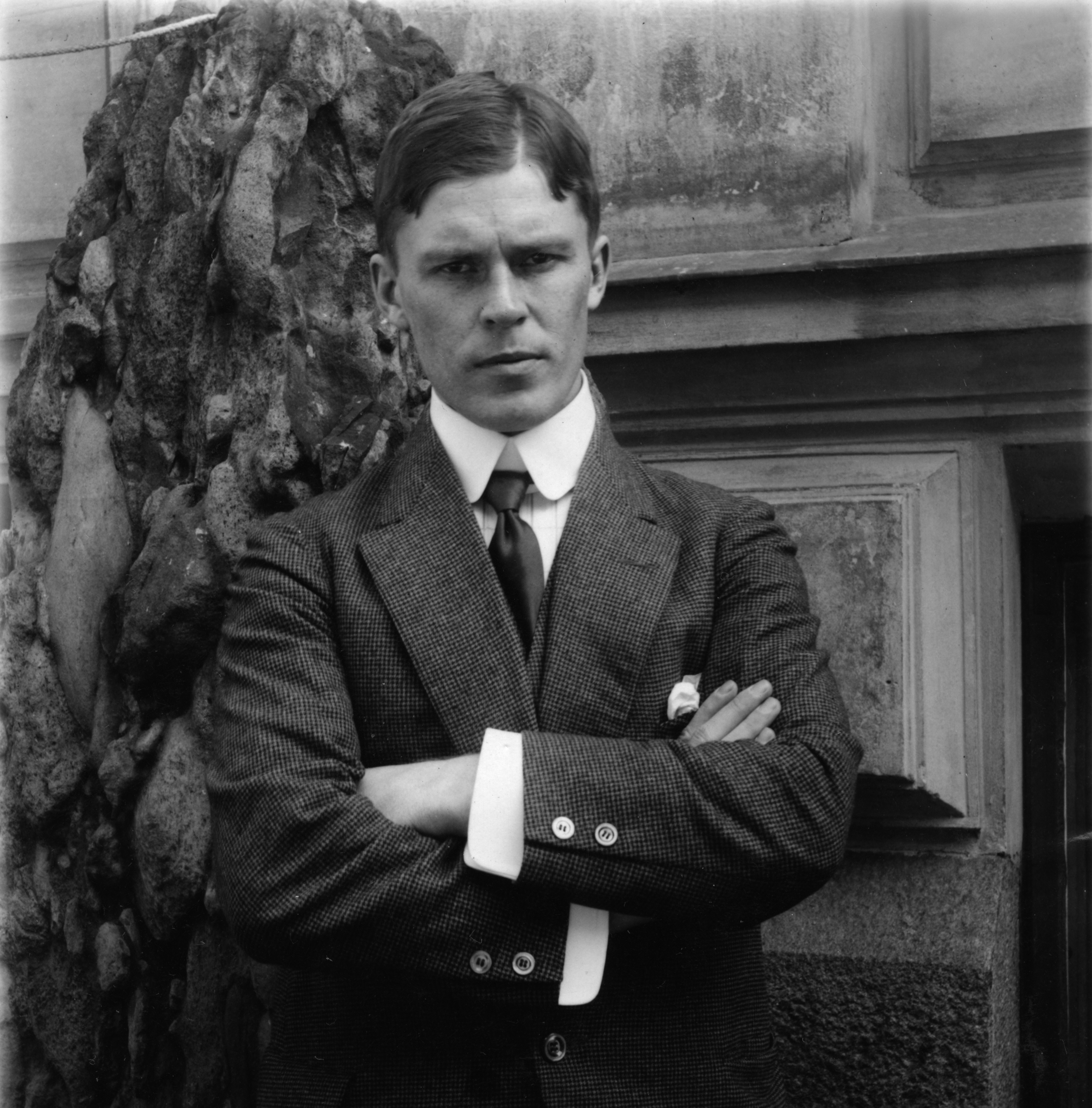 ero Makinen seisomassa geologisen laitoksen seinu